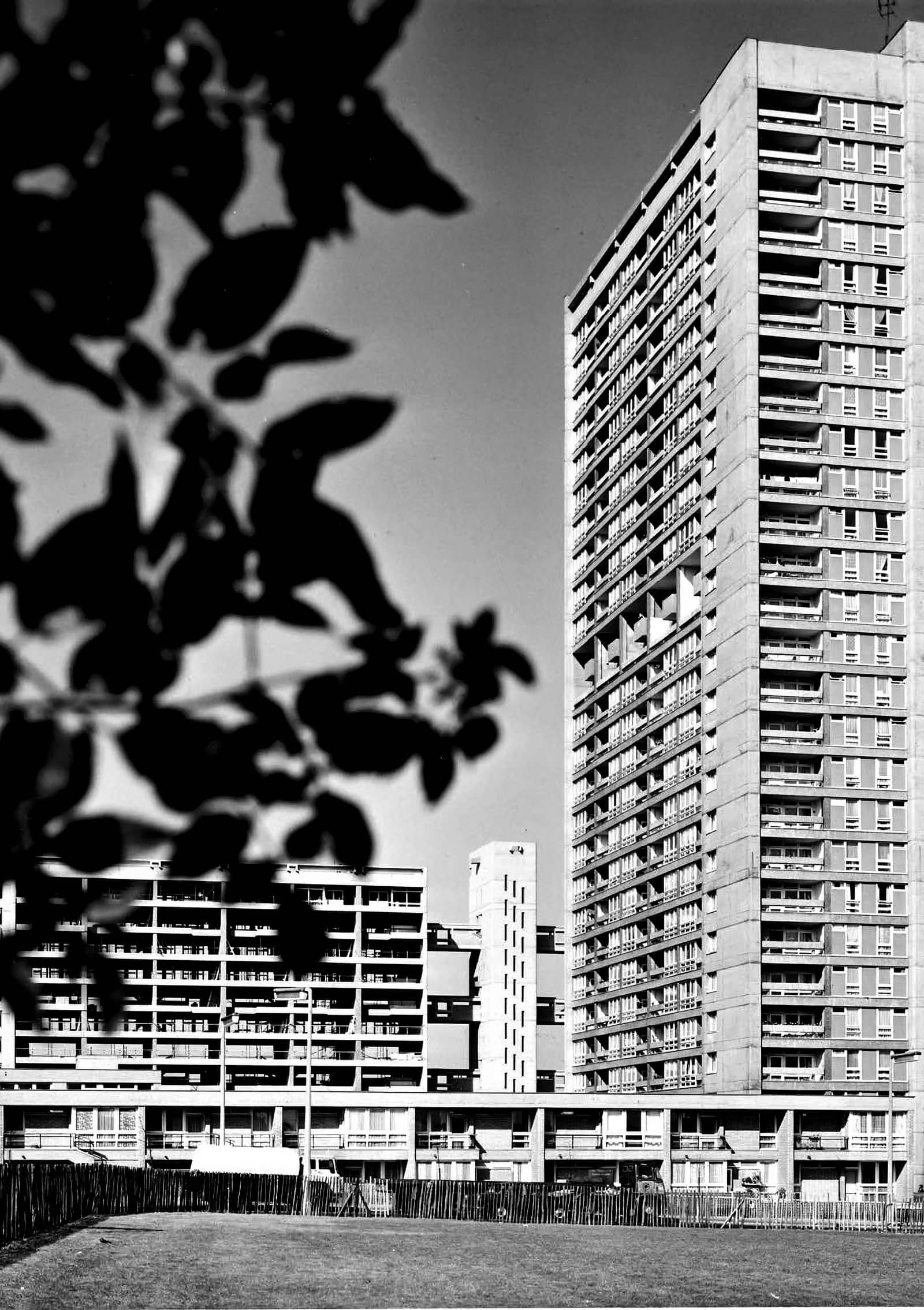 Ernő Goldfinger, Brownfield Estate, London, England, 1965-1970, with Balfron Tower, right. © riba Photographic Collection.