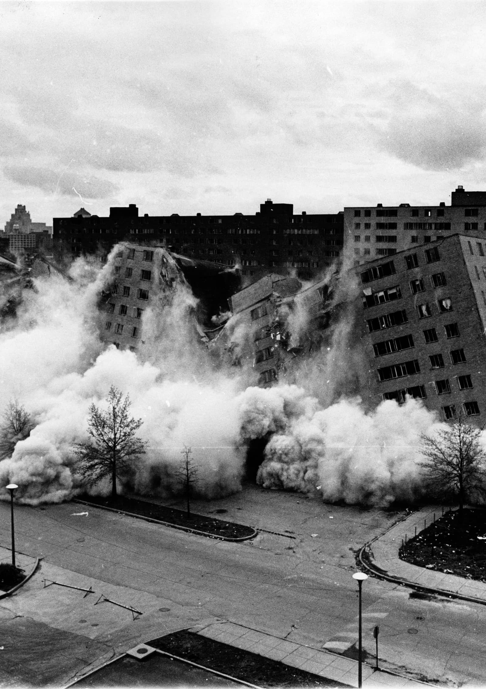 Minoru Yamasaki, Pruitt-Igoe Homes, St. Louis, MO, United States, 1956. Because of deteriorated condition the 33 buildings were demolished between 1972 and 1976. © US Department of Housing and Urban Development, Office of Policy Development and Research, c. 1972.